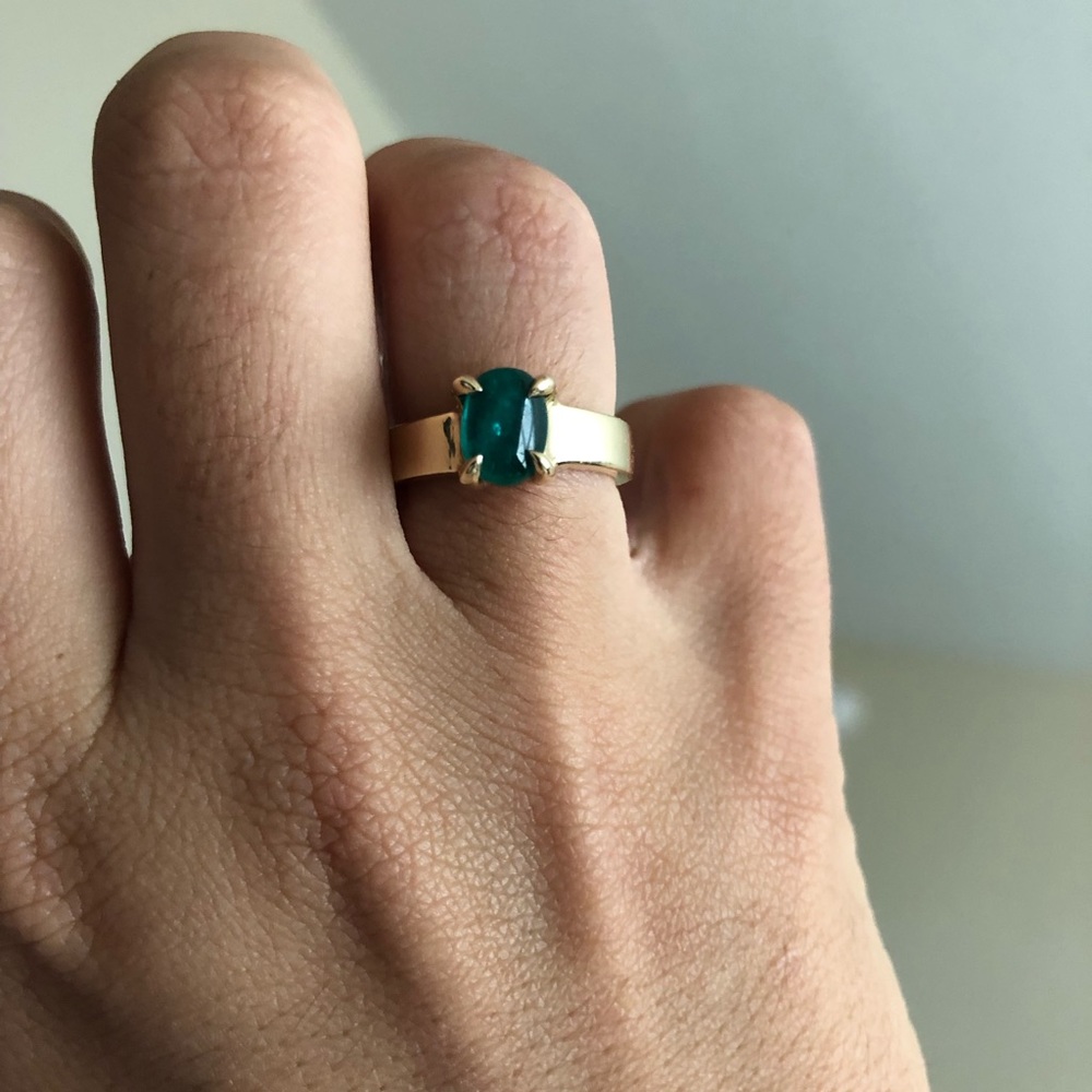 18k gold ring with Colombian egg emerald